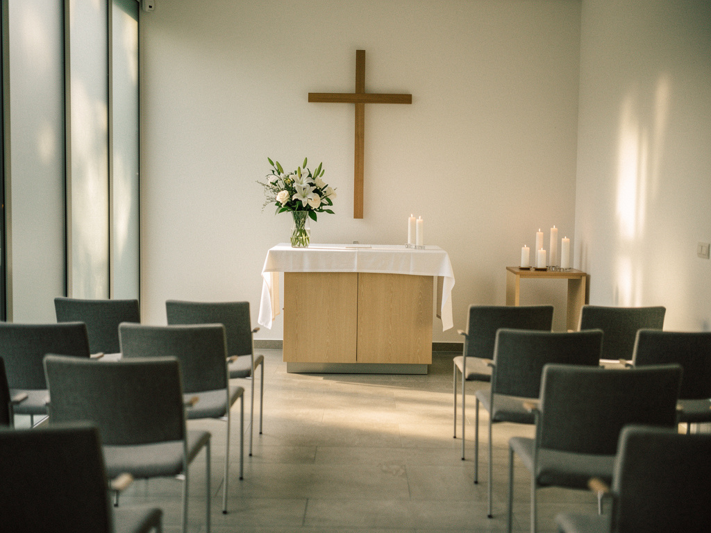 Krankenhauskapelle mit Kreuz und Kerzen – Klinikseelsorge mit Orgelmusik durch die eKlecia® App