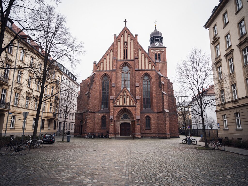 Neugotische Backstein-Stadtkirche zwischen Berliner Altbauten