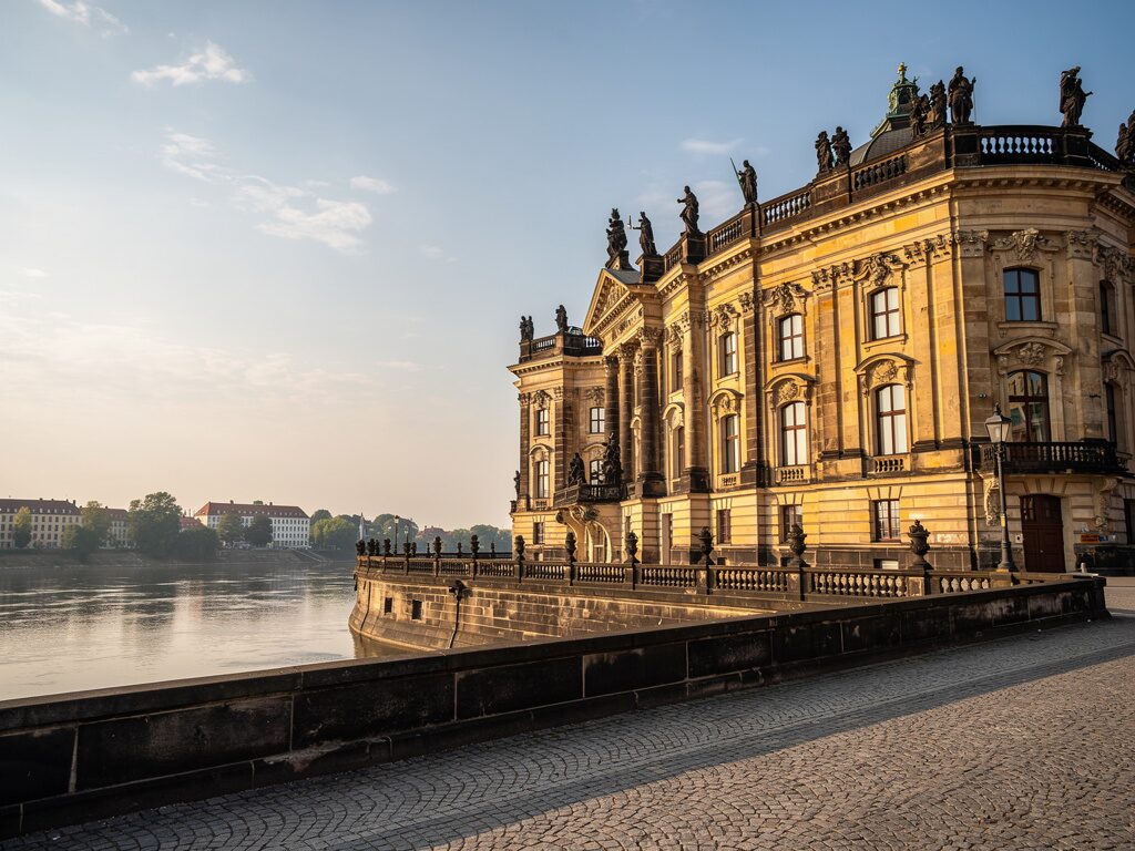 Barocke katholische Hofkirche an der Elbe in Dresden