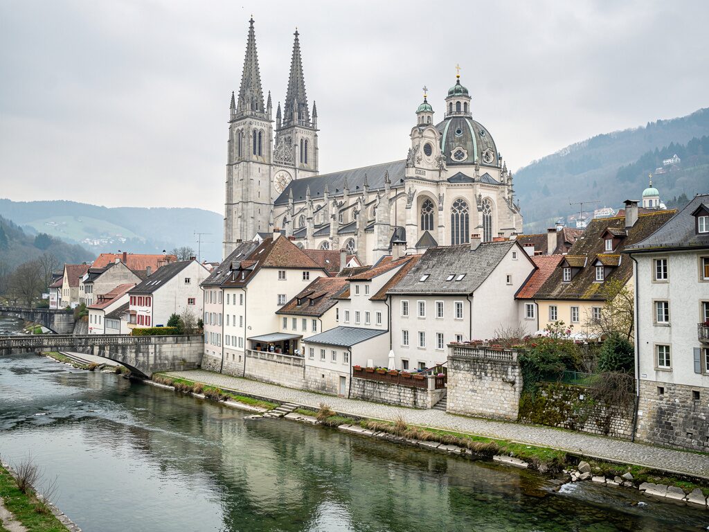 Dom im Altmühltal, helle Jurakalk-Bauten in einer kleinen Stadt