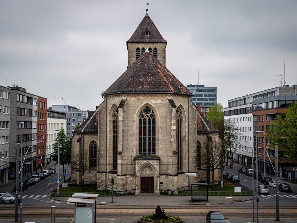 Romanisch-gotisches Essener Münster in einer Ruhrgebietsstadt