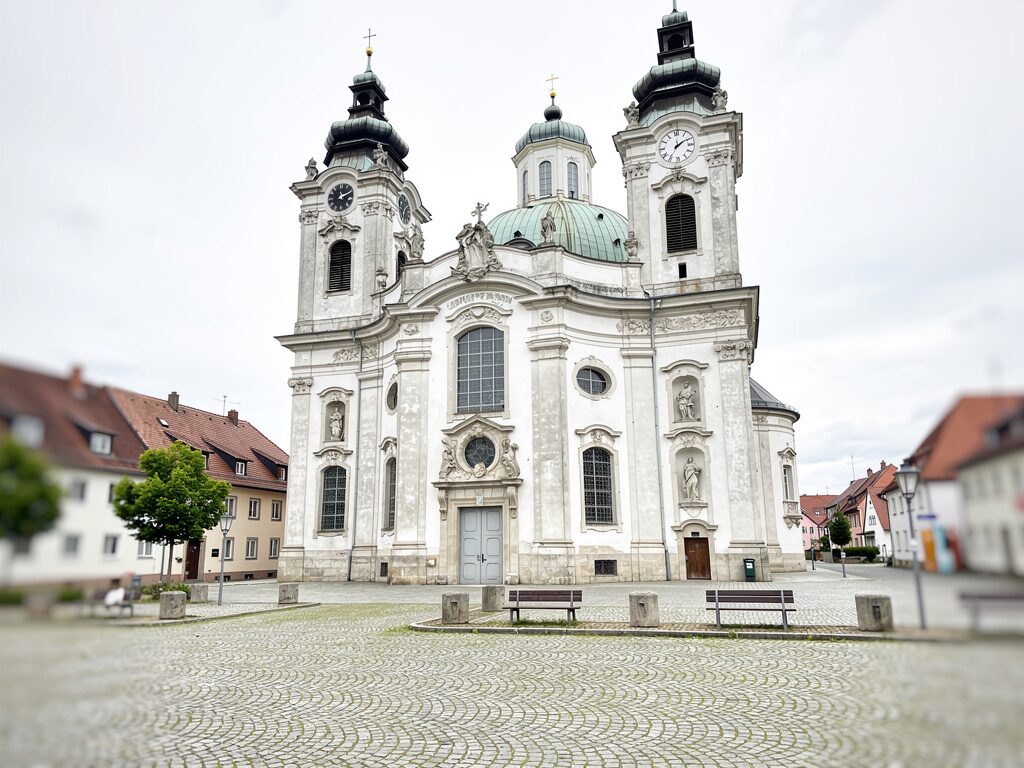 Weißer barocker Fuldaer Dom mit zwei Türmen und Kuppel in Osthessen