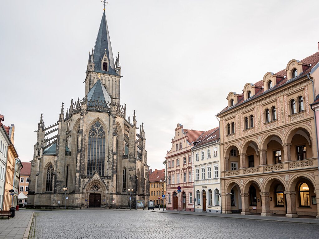 Neugotische katholische Kathedrale in einer Stadt der Oberlausitz