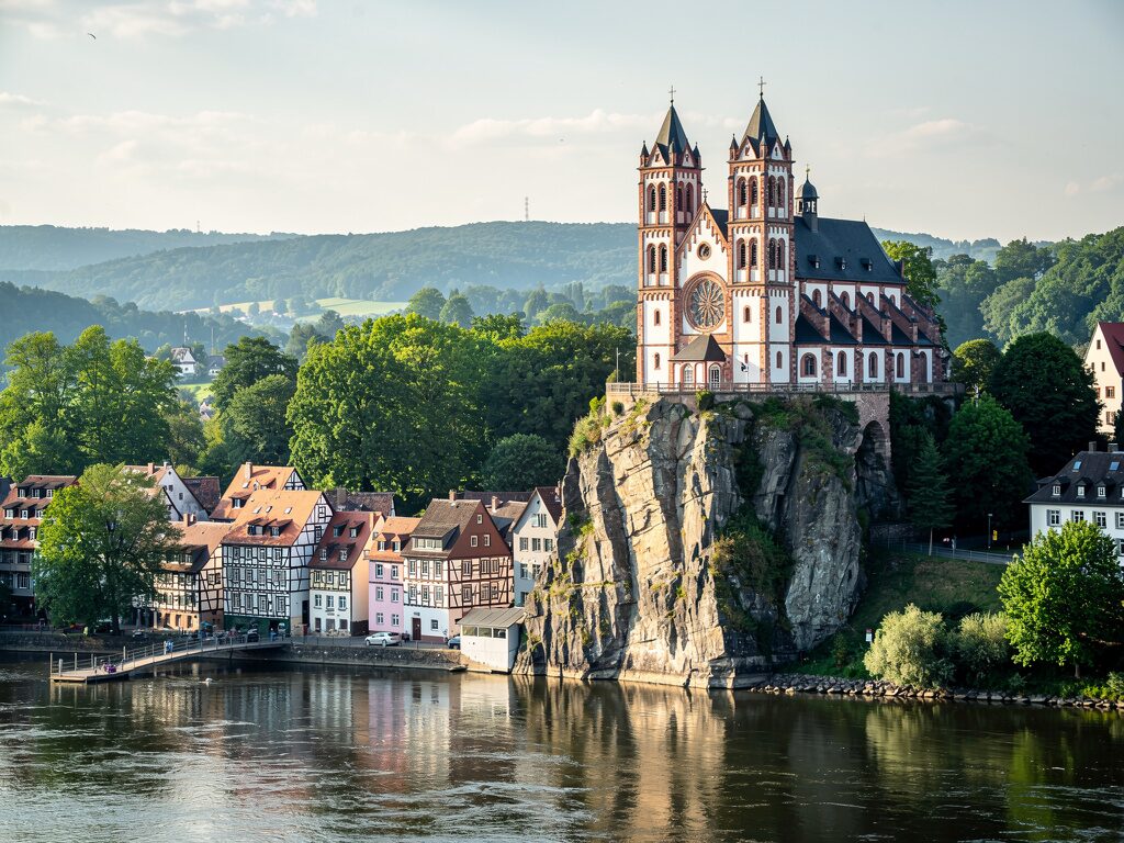 Bunter siebentürmiger Limburger Dom auf einem Felsen über der Lahn