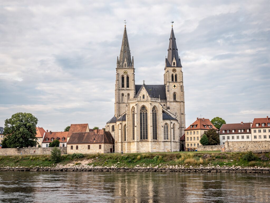 Gotische Kathedrale mit zwei Türmen über der Elbe in Sachsen-Anhalt