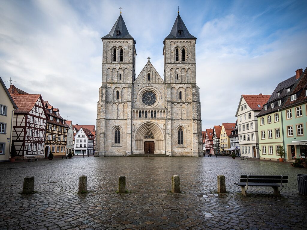 Romanischer St.-Paulus-Dom mit zwei Türmen am Platz in Münster