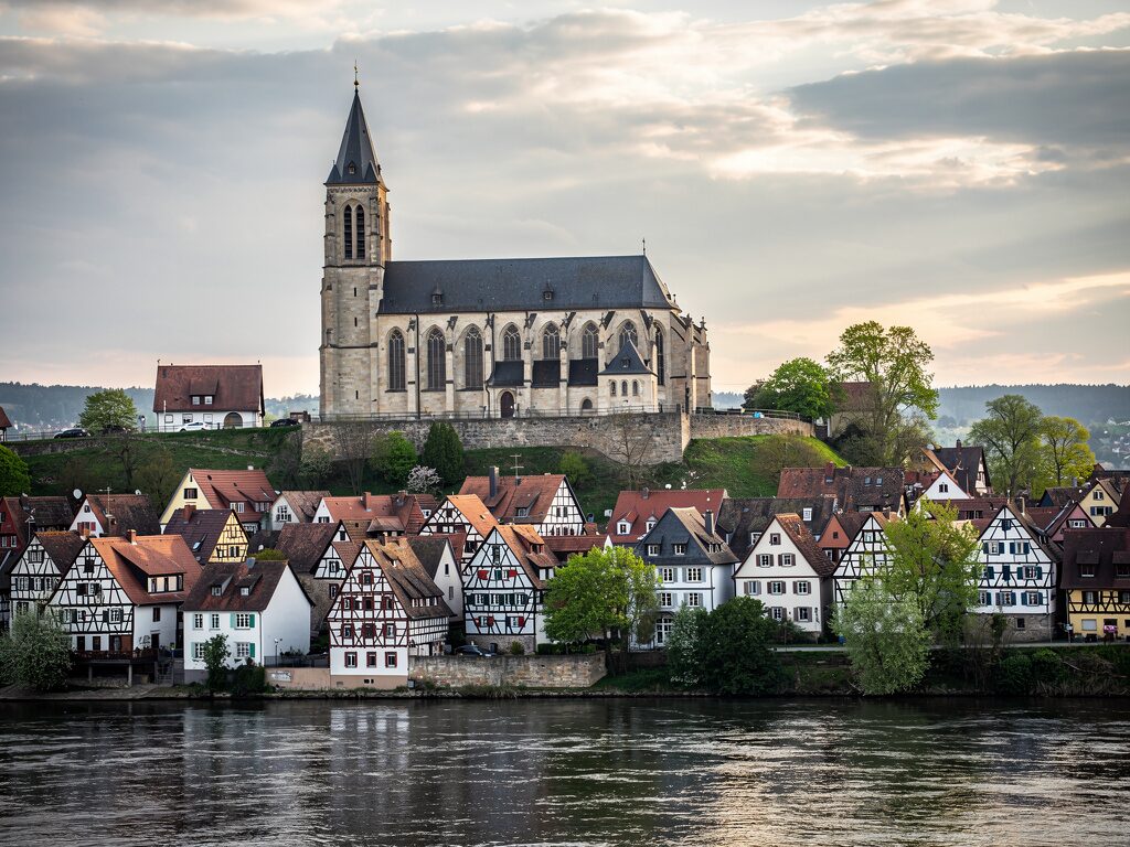 Gotischer Dom in einer schwäbischen Neckarstadt mit Fachwerkhäusern