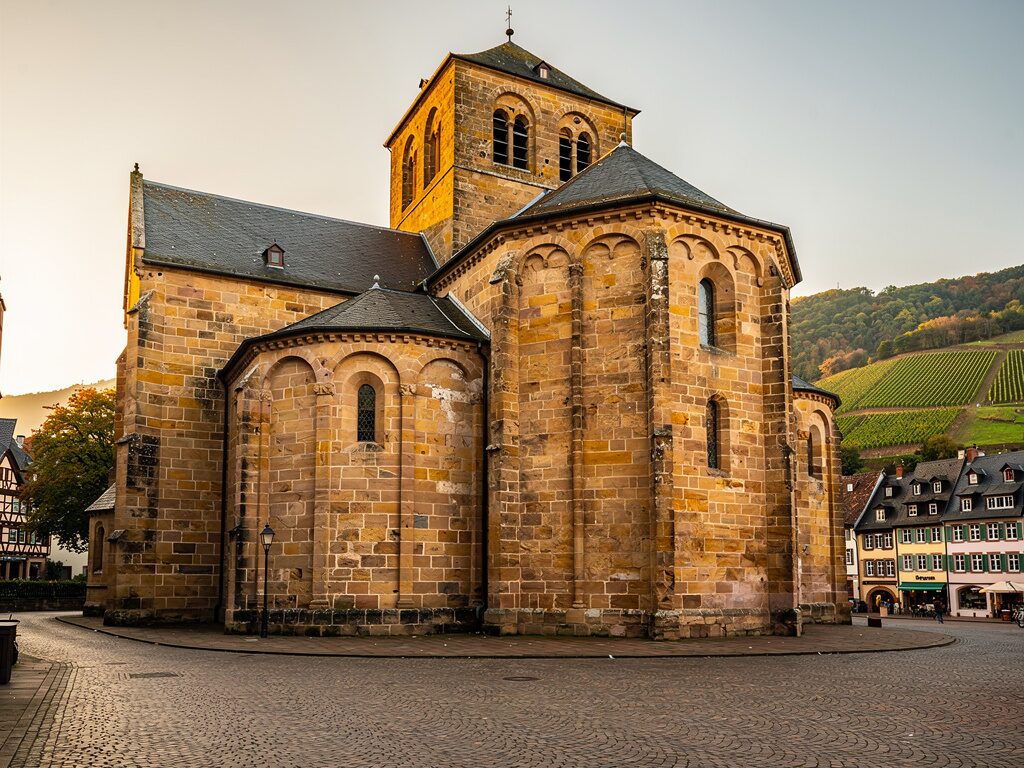 Ältester Dom Deutschlands aus römischem Mauerwerk in der Moselstadt Trier