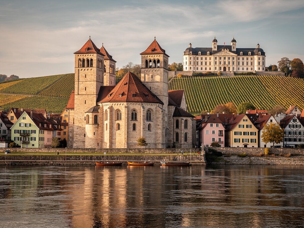 Romanischer Dom über den Weinbergen einer fränkischen Stadt am Main