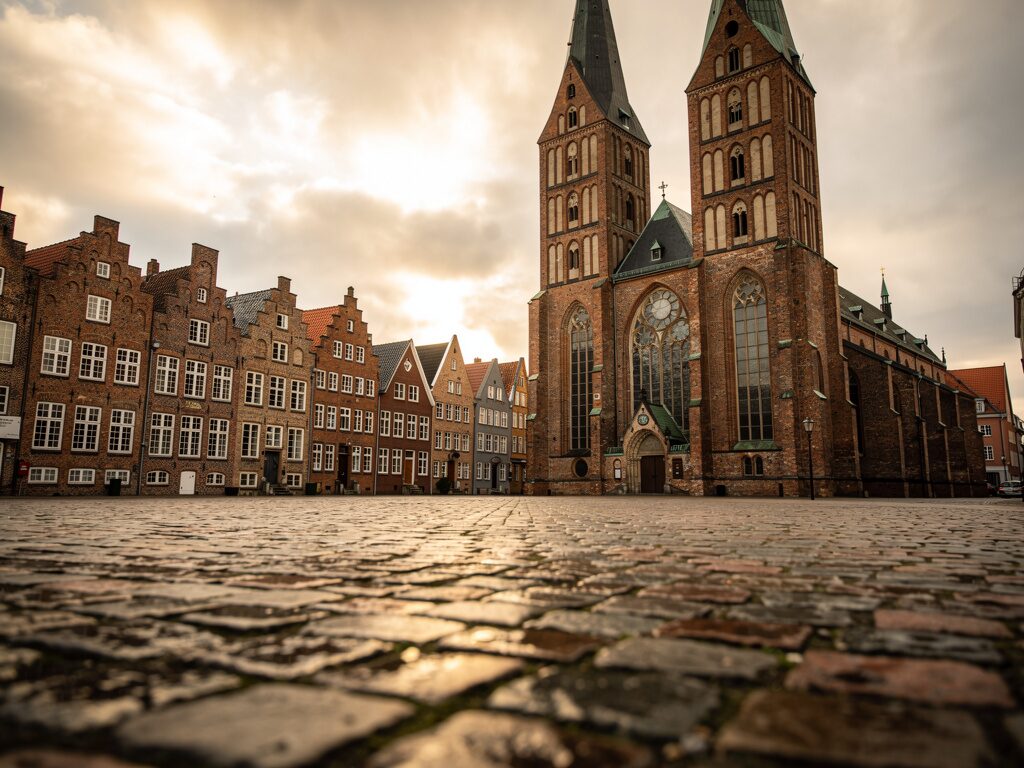 Backsteingotische Hansekirche an einem Bremer Altstadtplatz mit Giebelhäusern