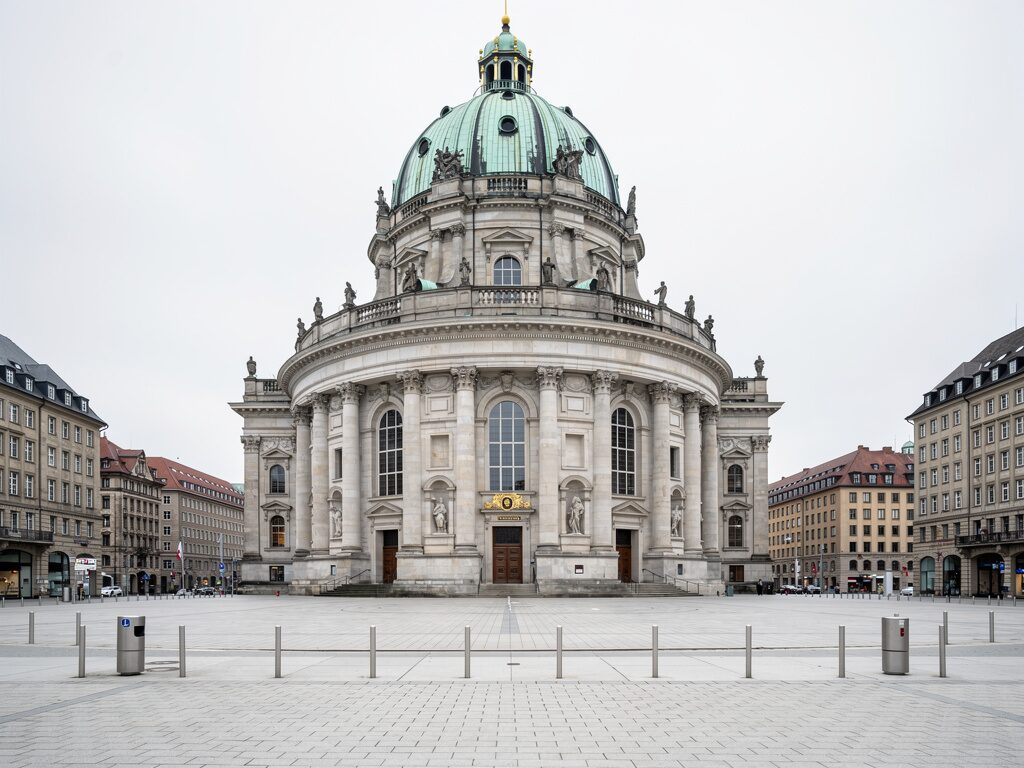 Klassizistische Kuppelkathedrale St. Hedwig im Zentrum von Berlin