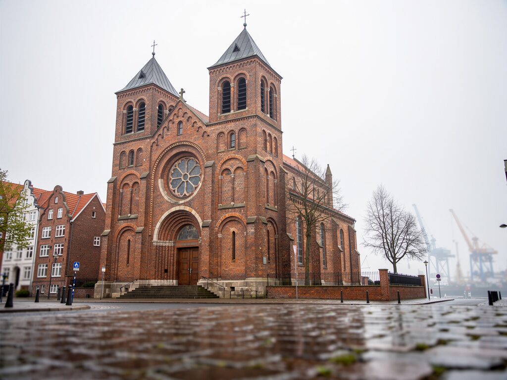 Neuromanischer Backstein-Mariendom in der Hansestadt Hamburg