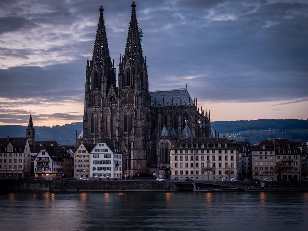 Gotischer Kölner Dom mit zwei filigranen Türmen über dem Rhein