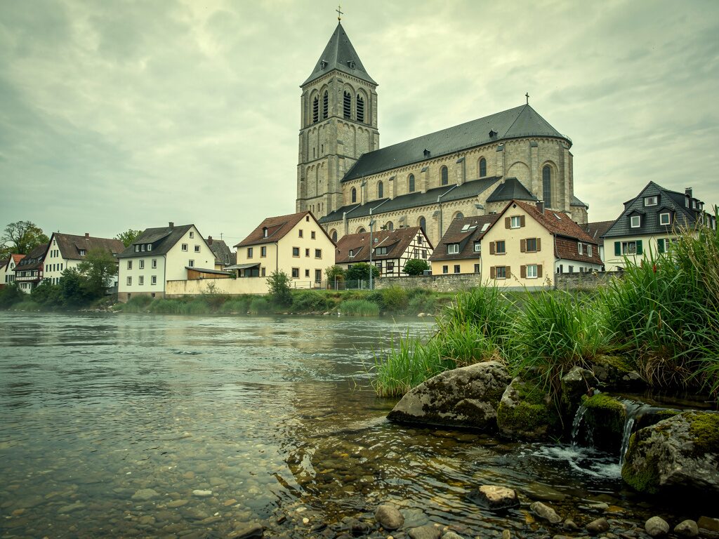 Einturmiger romanischer Paderborner Dom über der Stadt mit Quellen