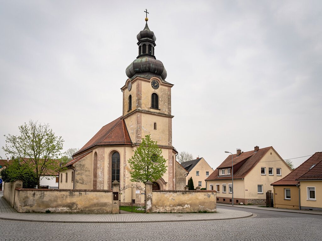 Evangelische Stadtkirche mit barocker Turmhaube in einer kleinen Stadt an der Elbe