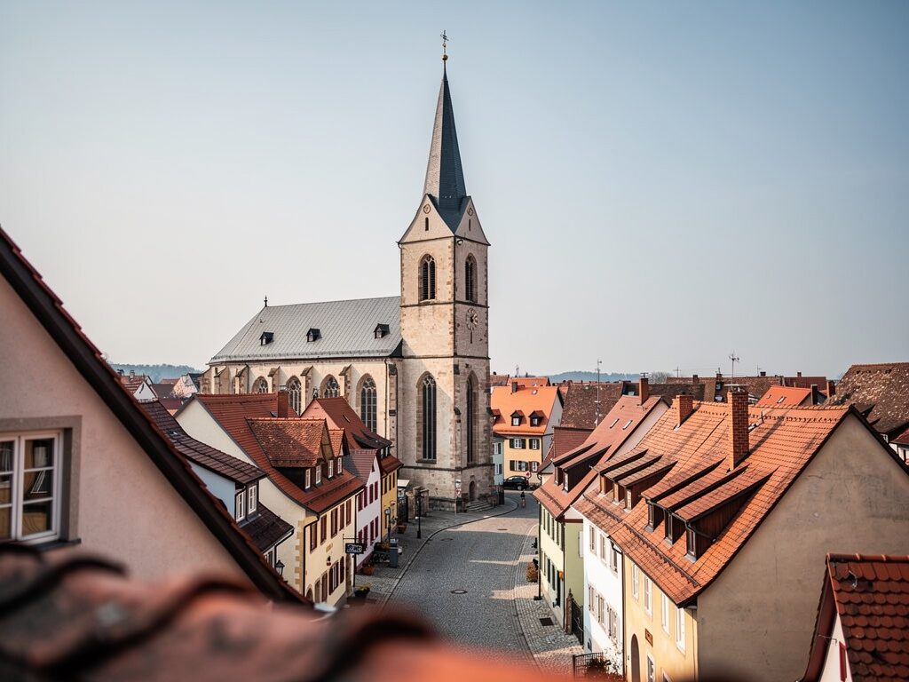 Lutherische gotische Stadtkirche in einer fränkischen Stadt