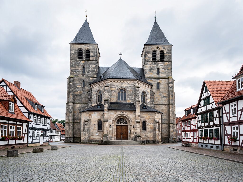 Romanische evangelische Stiftskirche mit zwei Türmen in einer niedersächsischen Stadt