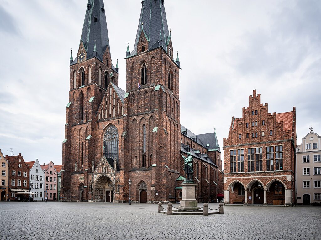 Gotischer evangelischer Backsteindom mit zwei Türmen am Marktplatz von Bremen