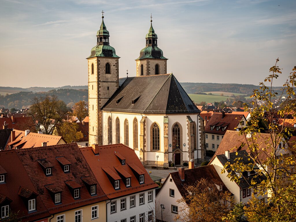 Evangelische Stadtkirche aus der Reformationszeit mit zwei Türmen in Thüringen