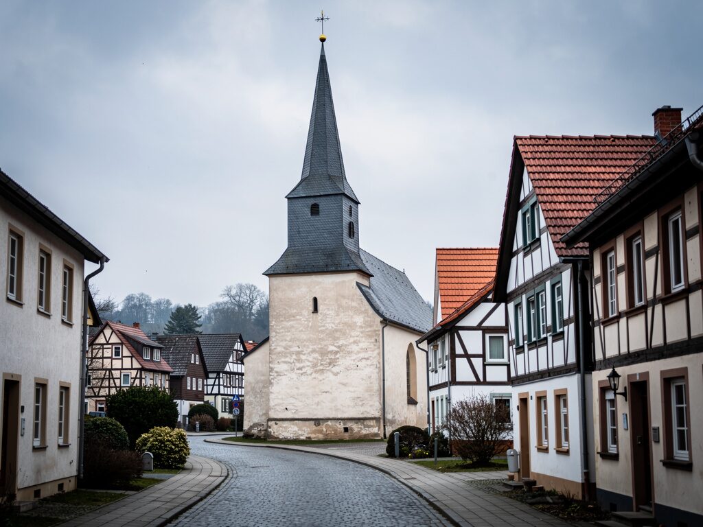 Schlichte reformierte Stadtkirche mit Turm in einer kleinen Stadt in Lippe