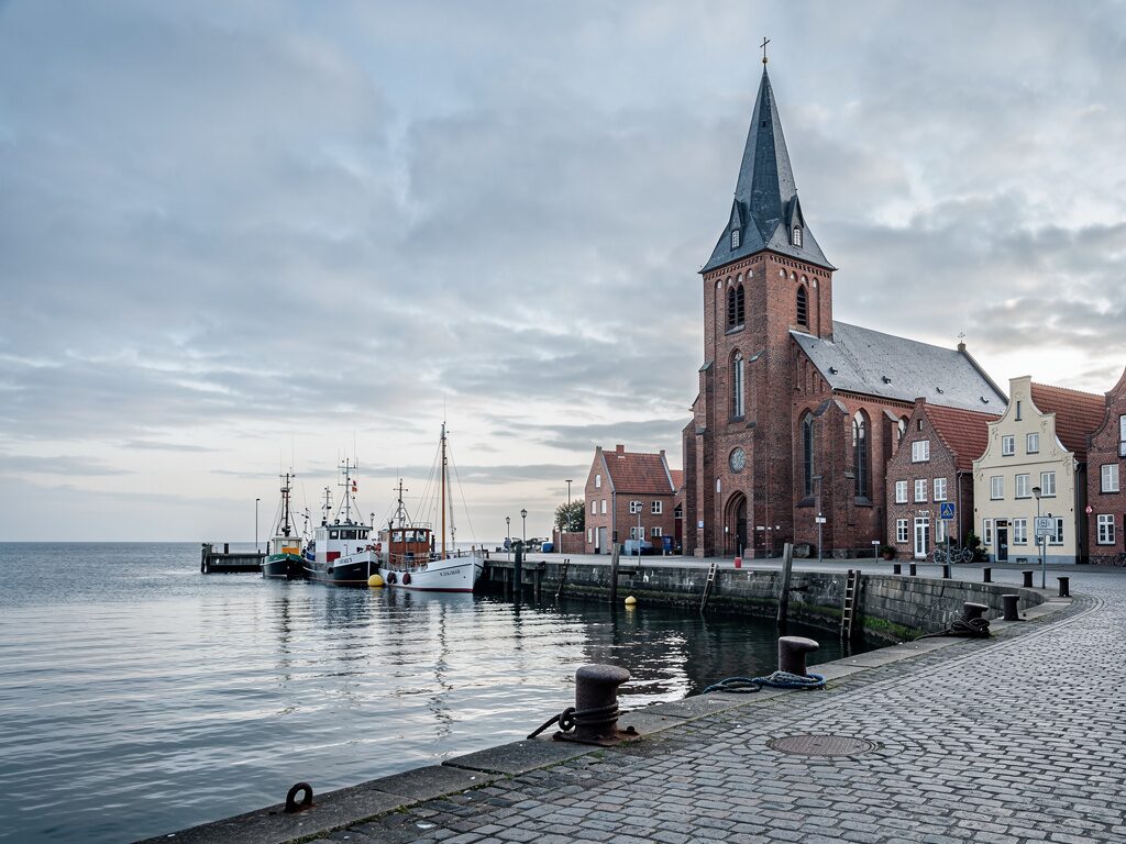 Hohe gotische Backsteinkirche an einem Ostseehafen in Norddeutschland