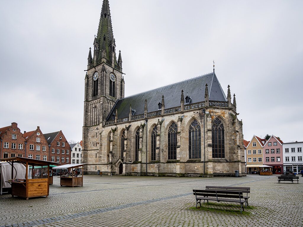 Neugotische evangelische Kirche mit Türmchen am Marktplatz von Oldenburg
