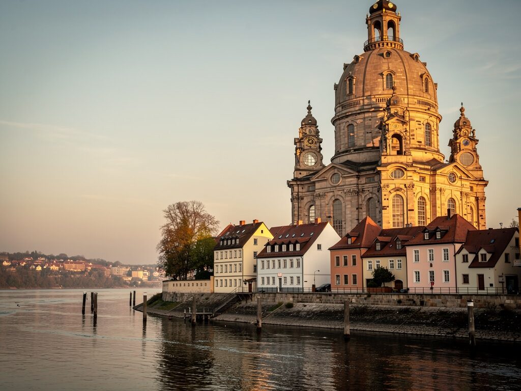 Große barocke evangelische Kirche mit steinerner Kuppel an der Elbe in Sachsen