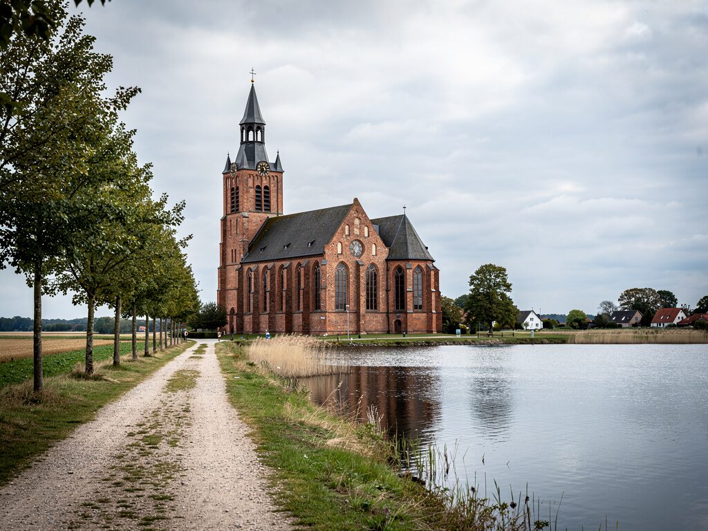 Backsteingotische Kirche an einem See der Mecklenburgischen Seenplatte